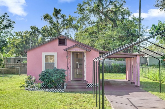 view of front of property with a front yard