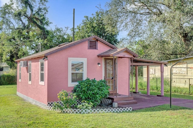 view of front of home with a front lawn and a carport