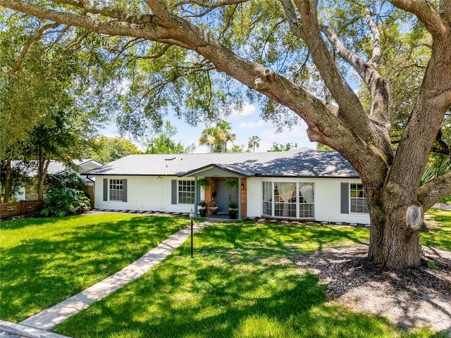 ranch-style house featuring a front yard