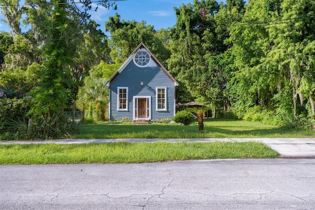 view of front of house featuring a front lawn