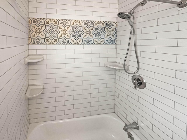 bathroom with tiled shower / bath combo