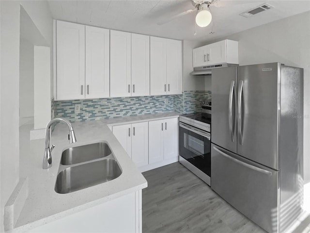 kitchen featuring backsplash, visible vents, stainless steel appliances, and a sink