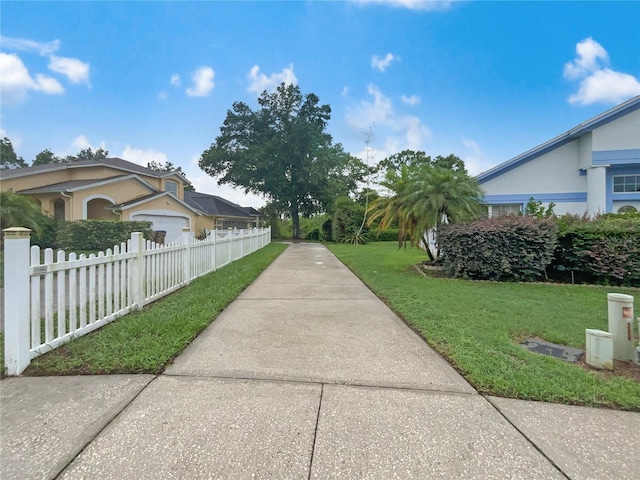 view of property's community featuring a lawn