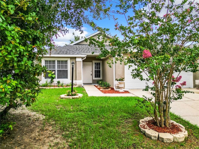 view of front of property featuring a front lawn and a garage