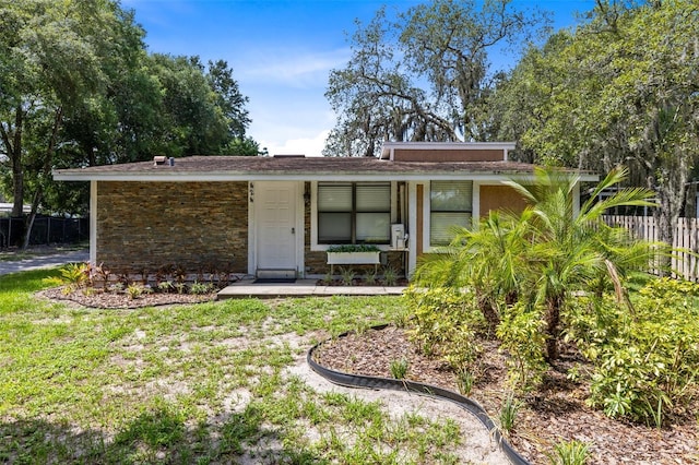 ranch-style home featuring a front lawn