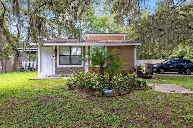 view of front facade with a front yard