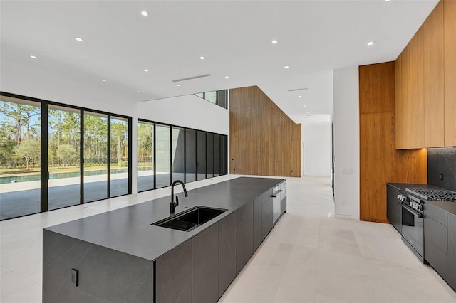 kitchen with sink, a spacious island, light tile patterned floors, and gas stove