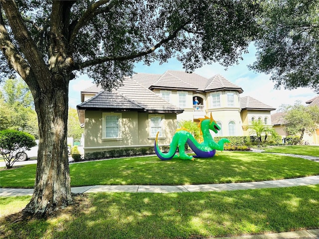 view of front facade featuring a front lawn