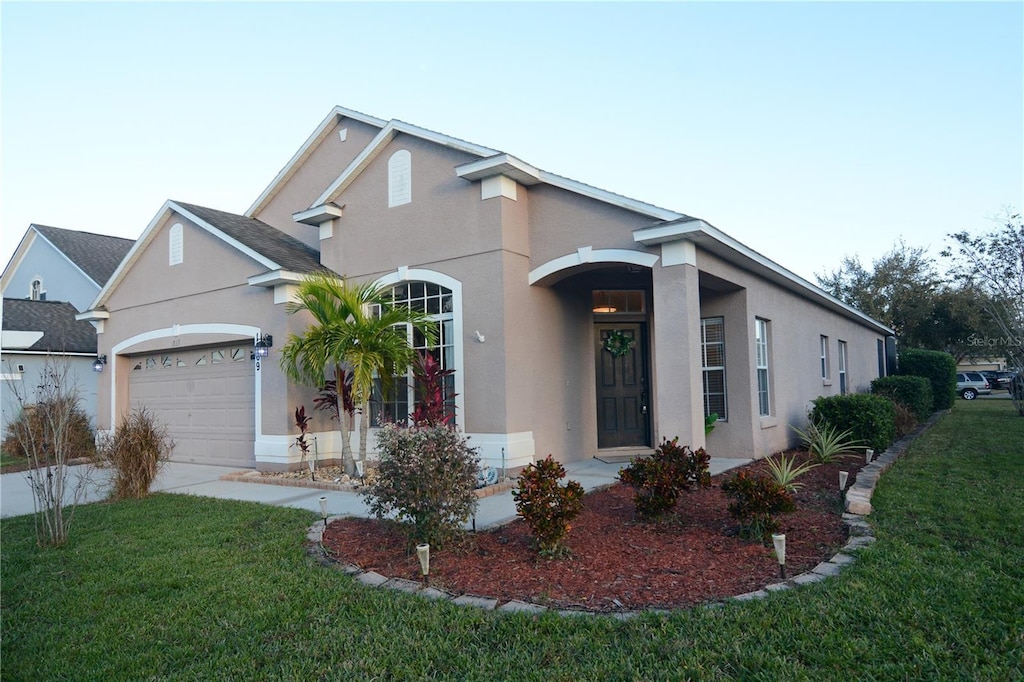 view of front of home featuring a front yard and a garage