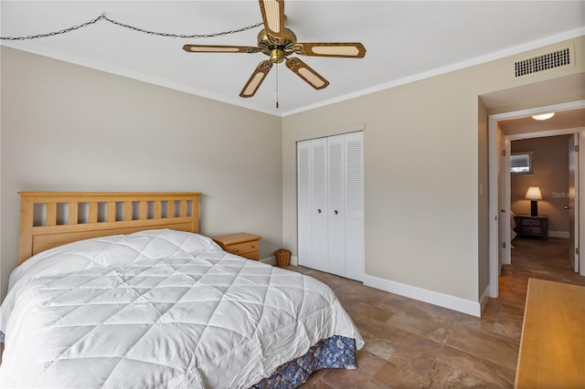 bedroom featuring ceiling fan, ornamental molding, and a closet