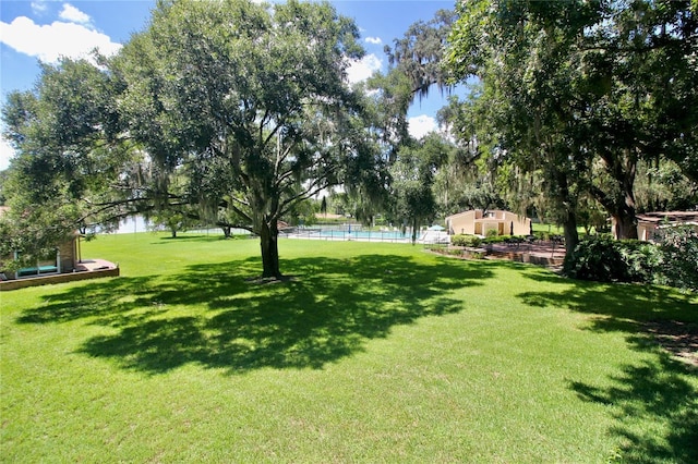 view of yard featuring a water view