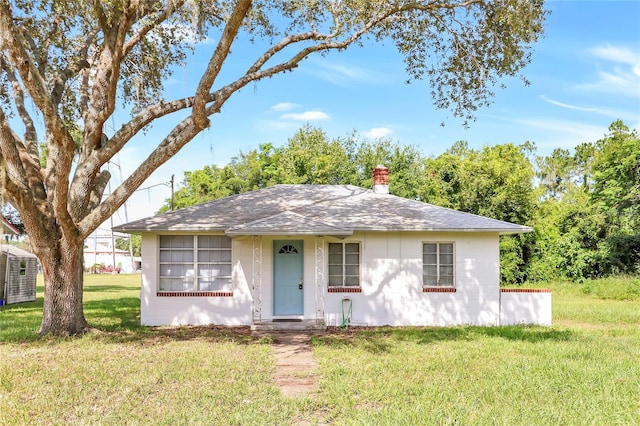 ranch-style home featuring a front lawn