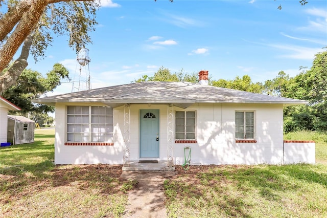 single story home featuring a front lawn