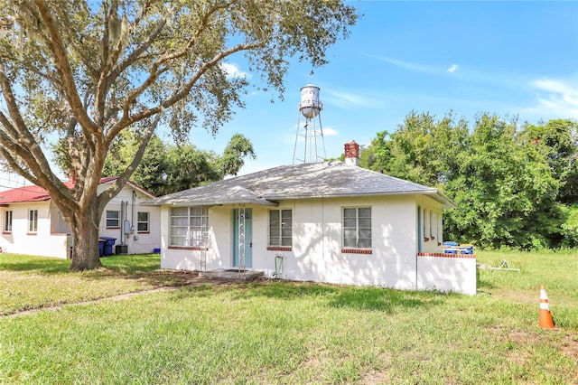 ranch-style house featuring a front yard