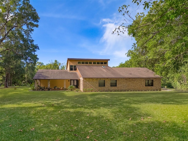 back of house featuring a lawn