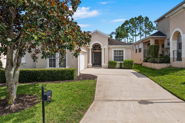 view of front of house featuring a front lawn