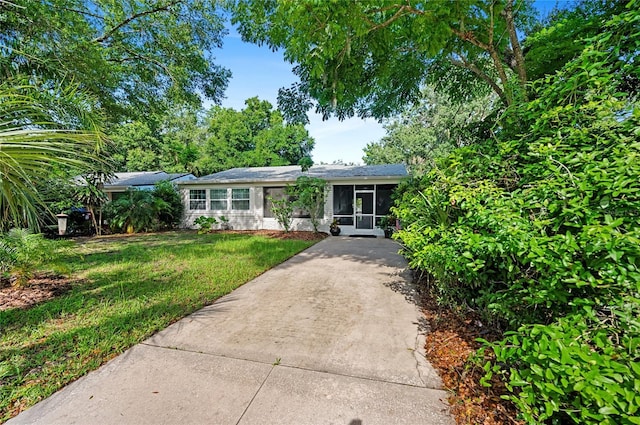 single story home with a front lawn