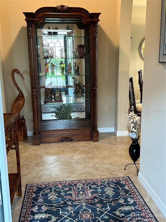 tiled entrance foyer featuring baseboards