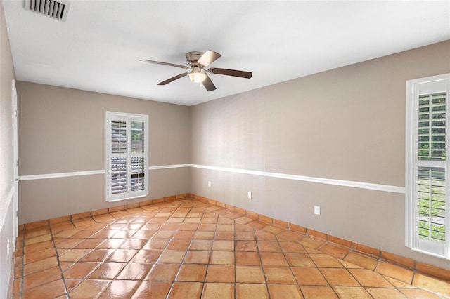 empty room featuring ceiling fan