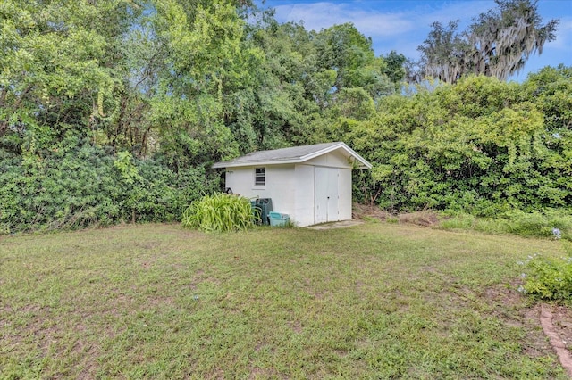 view of yard featuring a storage shed