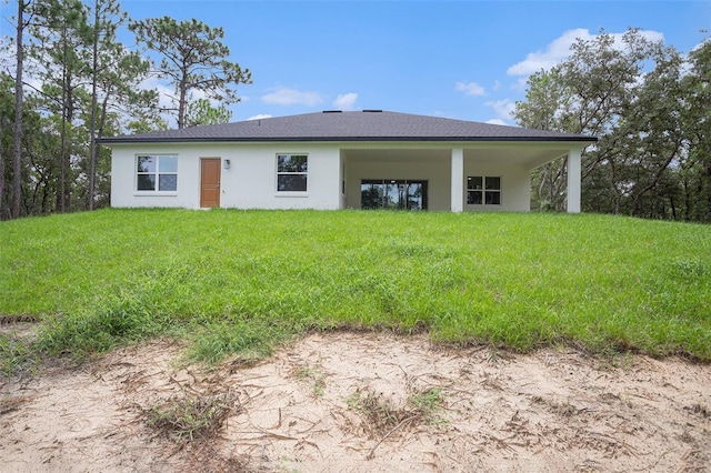 back of house featuring a lawn