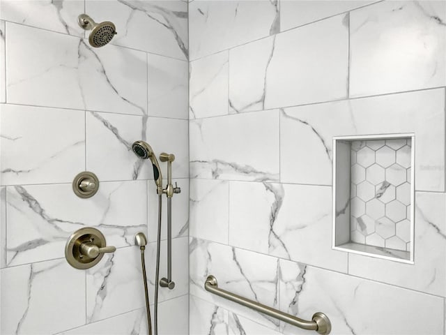 bathroom featuring a tile shower