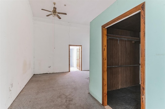 carpeted empty room featuring ceiling fan