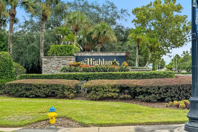 community / neighborhood sign featuring a yard