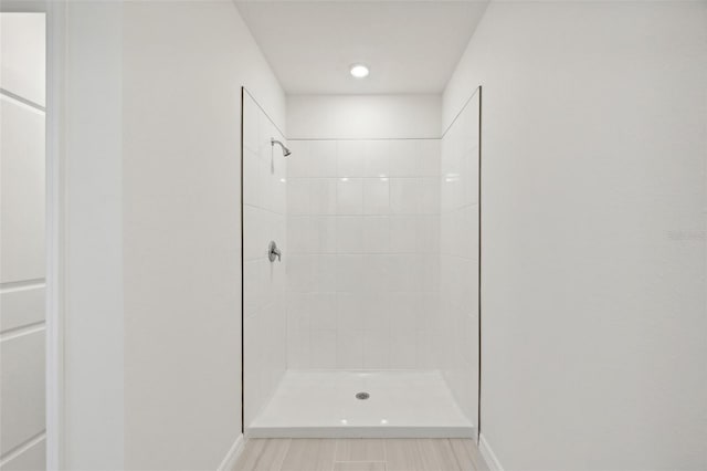 bathroom featuring a tile shower