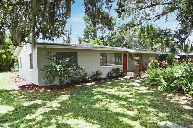 ranch-style home featuring a front lawn