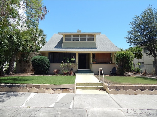 view of front of property featuring a front yard