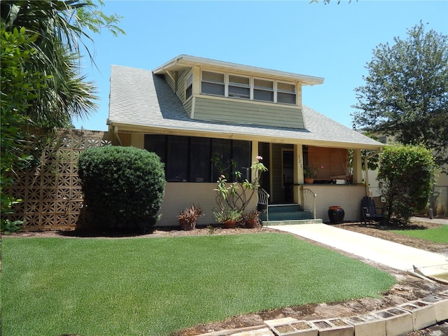 view of front facade featuring a front yard