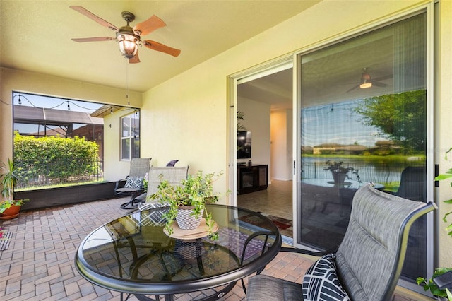 sunroom with ceiling fan