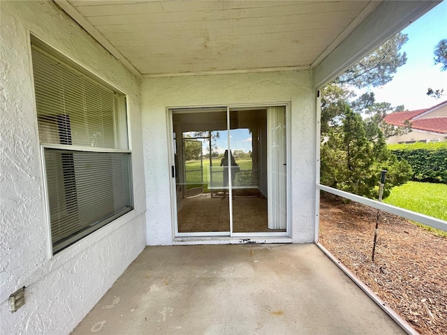 property entrance featuring a balcony