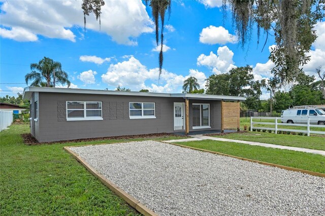 ranch-style house with a front yard