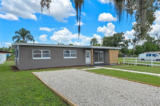 single story home with a front lawn