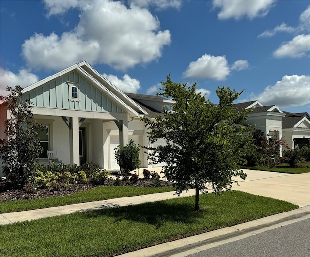 view of front of property with a front lawn