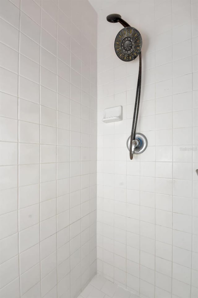 bathroom featuring tiled shower