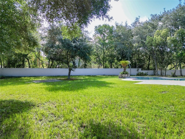 view of yard featuring a fenced in pool