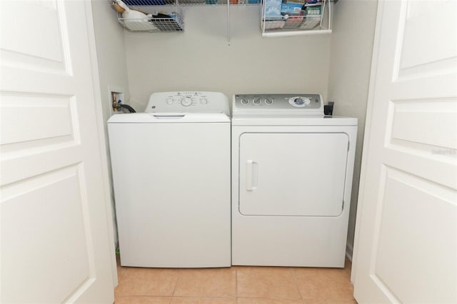 laundry room featuring light tile patterned flooring and independent washer and dryer