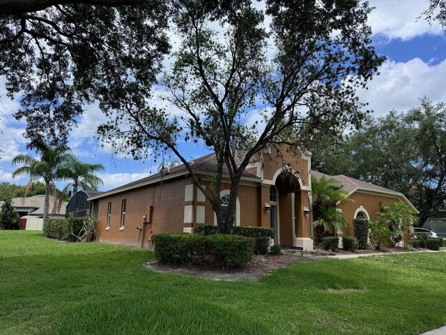 view of front of property featuring a front yard