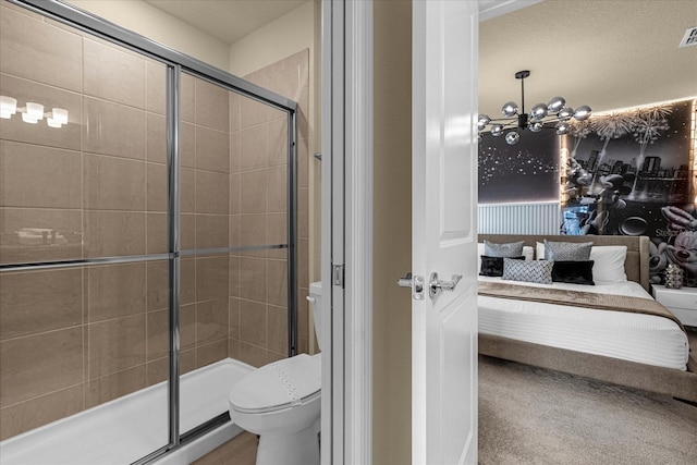 bathroom featuring a textured ceiling, toilet, a chandelier, and an enclosed shower