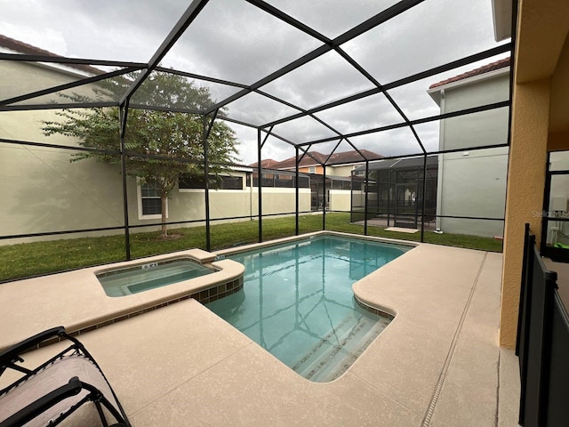 view of pool with an in ground hot tub, a patio area, glass enclosure, and a lawn