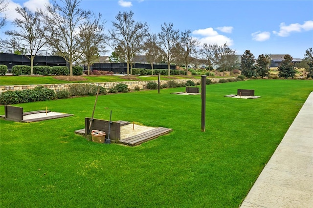 view of property's community featuring a yard