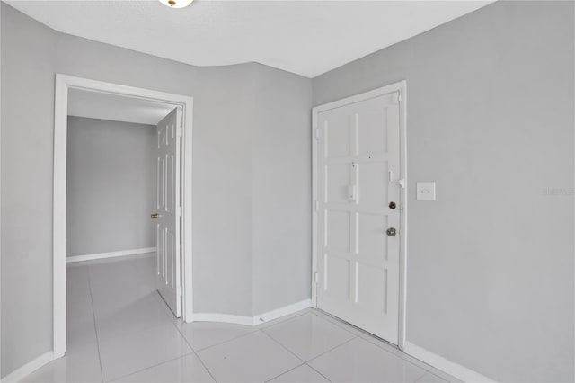 empty room featuring light tile patterned floors