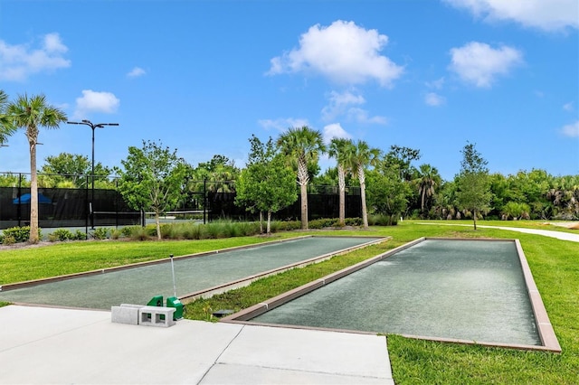 view of property's community featuring a lawn