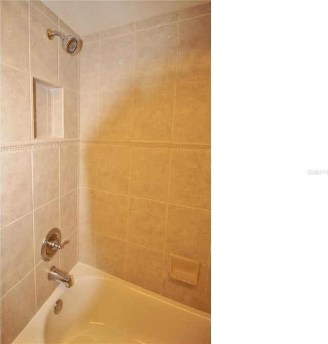 bathroom with tiled shower / bath combo