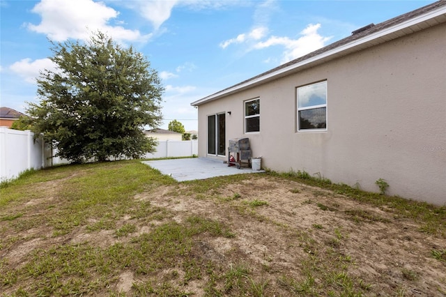 view of yard featuring a patio