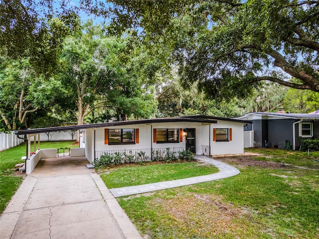 single story home featuring a carport and a front lawn