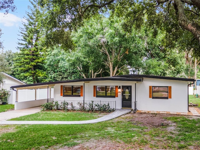 view of front of house with a front lawn